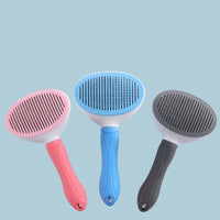 Trois brosses manuelles pour animaux, disponibles en rose, bleu et gris, avec manche ergonomique et picots souples pour un brossage en douceur des chiens et chats.