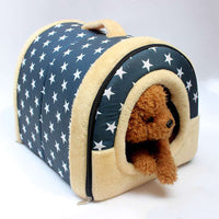 Niche pliable pour chien avec motif étoilé blanc sur fond bleu, intérieur en polaire beige moelleuse et poignée de transport sur le dessus. Un chien en peluche est installé à l'intérieur.