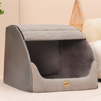 Niche d'intérieur pour chien à structure souple, entièrement doublée de coton moelleux, avec une entrée ouverte et un design moderne pour offrir un espace cocooning dans la maison.