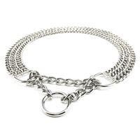 Collier étrangleur pour chien en chaine pour chien en métal sur fond blanc. Chaine à 3 rangées
