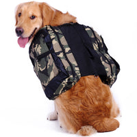 Un chien marron vu de dos portant son sac pour chien modèle camouflage sur un fond blanc