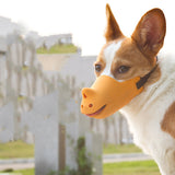 Un chien qui porte sa muselière de style rhinocéros de couleur jaune