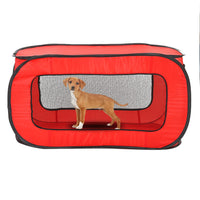 Un petit chien de couleur marron dans sa cage de couleur rouge sur un fond blanc
