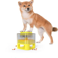 Un chien de couleur marron qui appuie son distributeur de croquettes sur un fond blanc