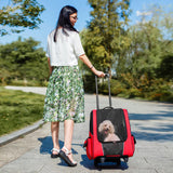 Une femme qui porte son petit chien dans une sac de transport à roulette de couleur rouge