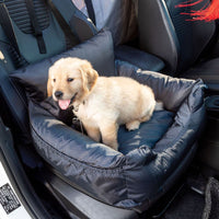 Un petit chien assis dans un panier sur le siège d'une voiture