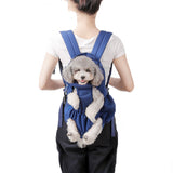 Un petit chien gris et blanc dans un sac à dos pour chien bleu sur le dos d'une femme, sur un fond blanc