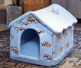 Niche doux en velours pour chien de couleur bleu posé sur un tapis marron dans une maison.