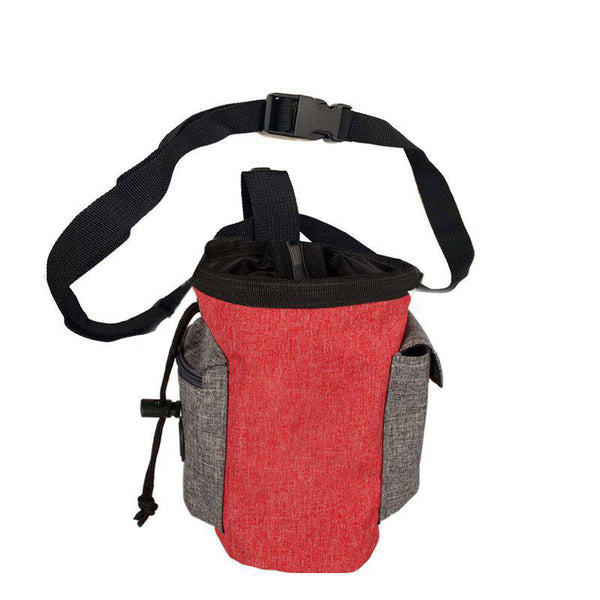 Un sac à friandise pour chien de couleur rouge et gris sur un fond blanc