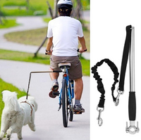 L'image est coupée en deux. Coté gauche, un homme sur un vélo tient en laisse son chien blanc grâce à la laisse pour chien spéciale promenade en vélo. A droite on voit le produit plus en détail. 