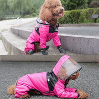 veste combinaison imperméable pour chien rose the dog face porté par un chien en pleine rue