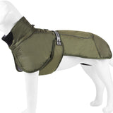 Un manteau pour chien vert, sur fond blanc