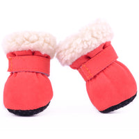 Un chausson d'hiver imperméable antidérapant pour chien de couleur rouge sur un fond blanc.
