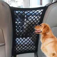 Un chien assis derrière le filet de protection accroché aux sièges avant dans une voiture