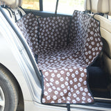 Housse de siège de voiture pour chien de couleur marron avec ds motifs patte de chien installé sur banquette arriere