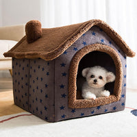 Un petit chien blanc dans sa niche douillette de couleur marron étoilé sur un tapis dans un salon