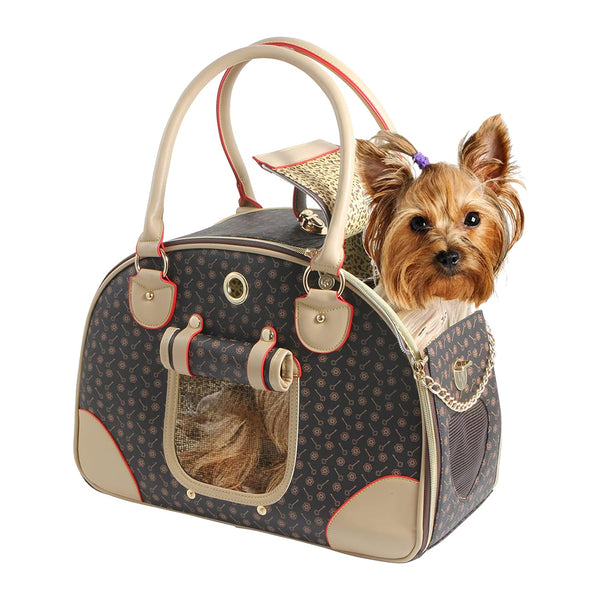 Un petit chien de couleur marron dans son sac de transport stylé de couleur marron sur un fond blanc