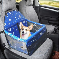 Petit chien placé dans son panier de voiture bleu imprimé de pattes de chien