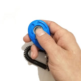 Quelqu'un qui appui un clicker de couleur bleu avec sa main droite sur un fond blanc