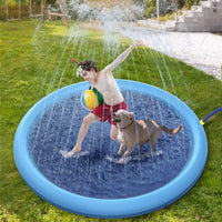 Un enfant et un chien entrain de jouer dans la piscine avec jet d'eau de couleur bleu sur une pelouse verte