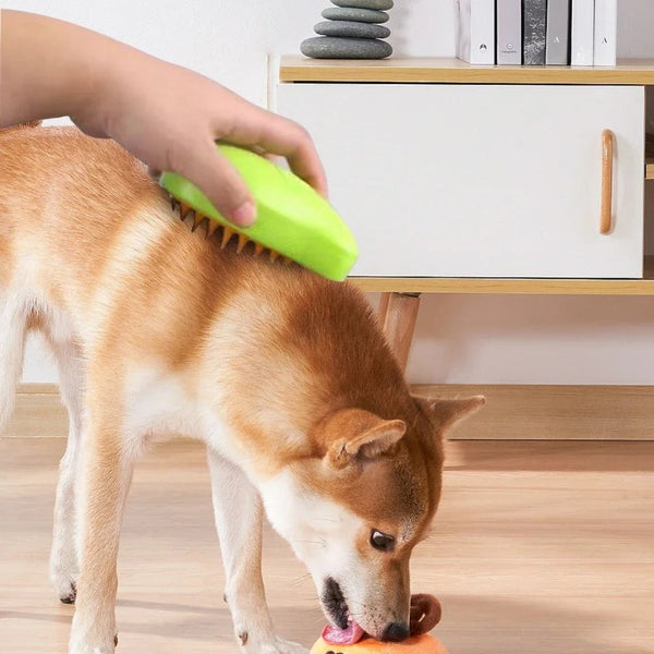 Un chien qui mange en se faisant brosser les poils avec la brosse à vapeur anti-poils pour chien de couleur verte