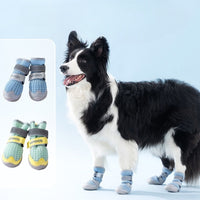 Chien noir et blanc portant des chaussures d’été respirantes et antidérapantes bleu clair, avec semelles grises et bandes réfléchissantes, debout sur fond bleu. Deux modèles colorés supplémentaires sont affichés à gauche.