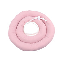 Collerette douce et rembourrée rose pour chien, en forme d’anneau avec cordon ajustable, conçue pour éviter le léchage ou les morsures post-opératoires.