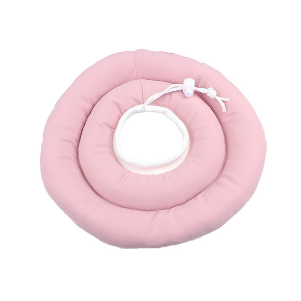 Collerette douce et rembourrée rose pour chien, en forme d’anneau avec cordon ajustable, conçue pour éviter le léchage ou les morsures post-opératoires.