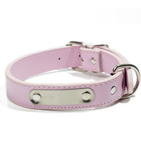 Collier pour chien rose pastel avec plaque métallique gravée, ajustable et élégant, posé à plat pour en montrer les détails et la finition soignée.