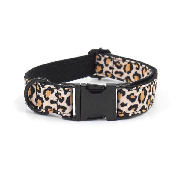 Collier pour chien à imprimé léopard avec boucle de fermeture noire et anneau métallique, conçu pour être personnalisable avec un nom ou un numéro.