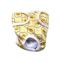 Chien portant une couche lavable confortable avec motifs colorés, conçue pour un ajustement parfait et un style joyeux.