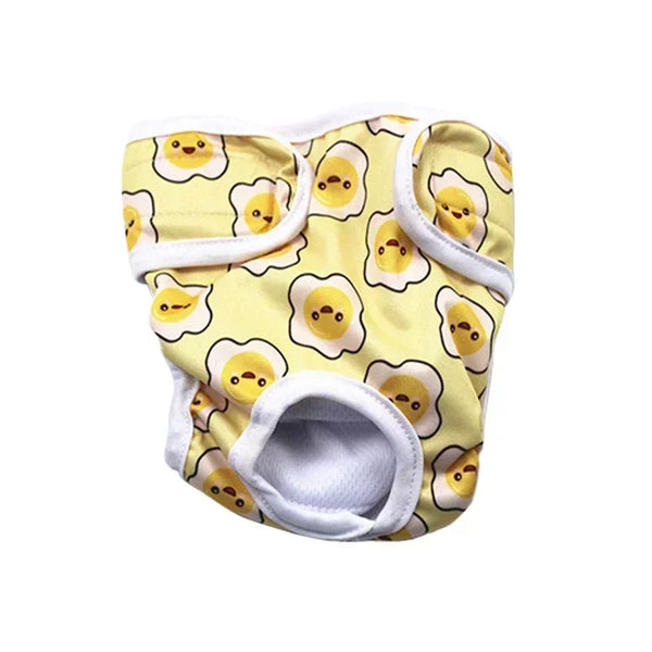 Chien portant une couche lavable confortable avec motifs colorés, conçue pour un ajustement parfait et un style joyeux.
