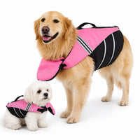 Deux chiens portant un gilet de sauvetage réglable pour chien en coloris rose et noir, avec poignée supérieure et sangles ajustables pour les activités aquatiques.