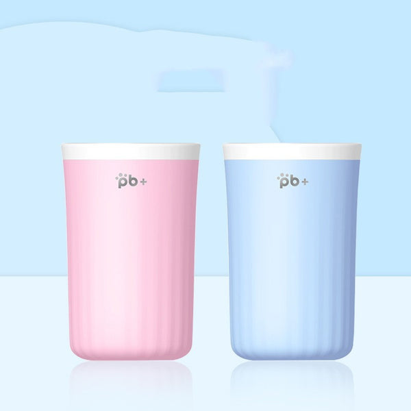 Deux lave-pattes portables pour chien, un rose et un bleu, à la forme cylindrique avec intérieur nettoyant doux, posés sur fond clair.