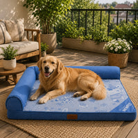 Golden retriever allongé sur un lit apaisant pour chien avec rebords confortables et surface moelleuse, présenté ici en coloris bleu sur une terrasse lumineuse.