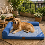 Golden retriever allongé sur un lit apaisant pour chien avec rebords confortables et surface moelleuse, présenté ici en coloris bleu sur une terrasse lumineuse.