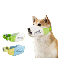 Chien portant une muselière légère et imperméable verte et blanche, avec attache ajustable autour du cou, empêchant les morsures tout en restant confortable.