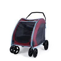 Poussette pour chien de couleur rouge et noir avec quatre pneus recouvert de sa voile transparente et le tout sur un fond blanc