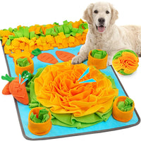 Un chien sur un Tapis de fouille pour chien décoré de végétales, le tout sur un fond blanc
