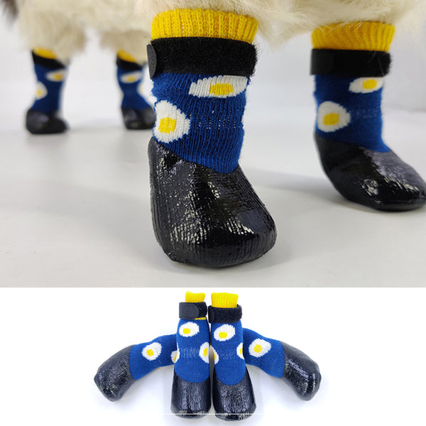 Des pattes de chien qui portent des chaussons en coton bleu sur un fond blanc.