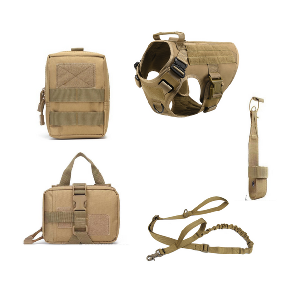 Ensemble de harnais militaire pour chien, avec ses accessoires : 2 sacs tactiques, un porte-bouteille et une laisse, le tout sur fond blanc