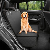 Un chien de race Golden Retriever assis sur un protège siège pour chien dans une voiture