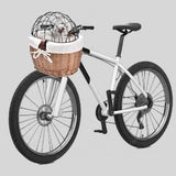 Un petit chien blanc dans son panier à vélo sur un fond gris