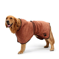grand chien portant un peignoir marron