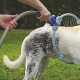 chien qui se faire laver dans l'herbe avec un anneau de lavage