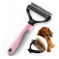 peigne démêloir pour chien rose avec un chien et des poils dans la brosse