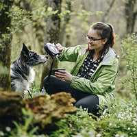 femme qui donne à boire à son chien avec une gamelle pliable