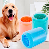 Nettoyeur de patte pour chien bleu, vert et orange avec un grand chien à côté. Les nettoyeurs de pattes sont dans un salon, deux sont debout et un est couchés.